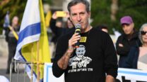 רובי חן, אביו של סמ"ר איתי חן ז"ל, בקבלת שבת בכיכר החטופים (צילום: אוריאל אבן ספיר)