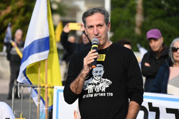 רובי חן, אביו של סמ"ר איתי חן ז"ל, בקבלת שבת בכיכר החטופים (צילום: אוריאל אבן ספיר)