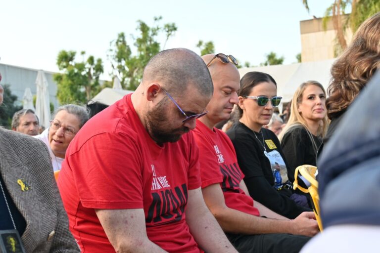 שורד השבי איתן הורן בקבלת שבת בכיכר החטופים (צילום: פאולינה פטימר)