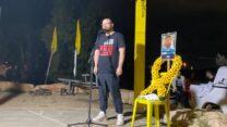 איתן הורן בעצרת להשבת רן גואילי בצומת הקשתות בנגב המערבי (צילום: יהל פרג')