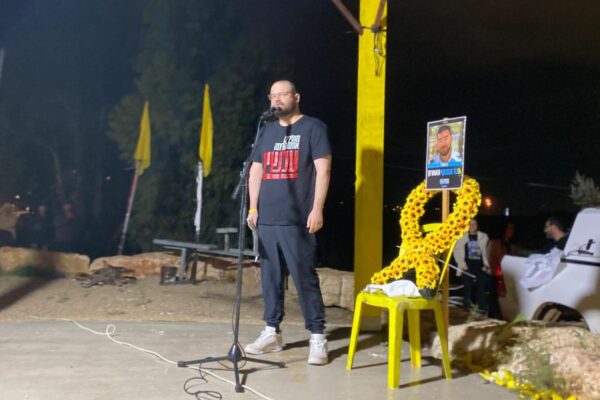 איתן הורן בעצרת להשבת רן גואילי בצומת הקשתות בנגב המערבי (צילום: יהל פרג')