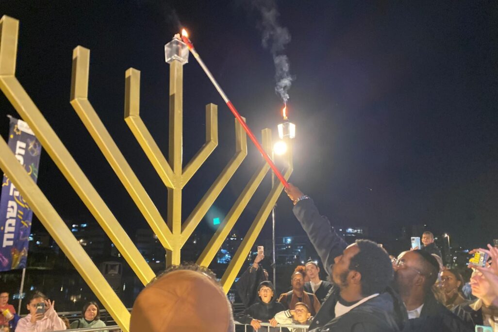 אברה מנגיסטו ומשפחתו מדליקים נר ראשון באשקלון (צילום: יהל פרג') אברה מנגיסטו ומשפחתו מדליקים נר ראשון באשקלון (צילום: יהל פרג')
