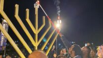 אברה מנגיסטו ומשפחתו מדליקים נר ראשון באשקלון (צילום: יהל פרג')