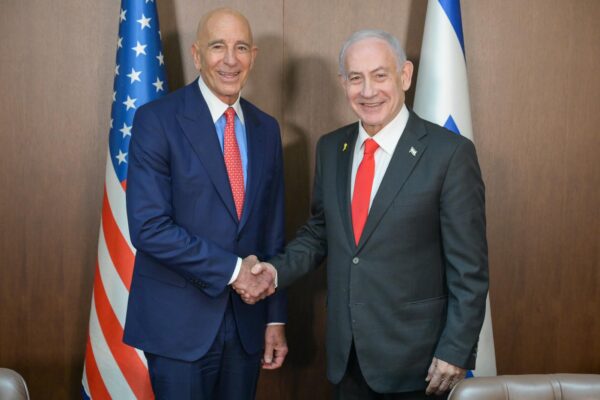 בראש הממשלה בנימין נתניהו ושליח ממשל טראמפ לסוריה טום ברק (צילום: מעיין טואף/ לע״מ)