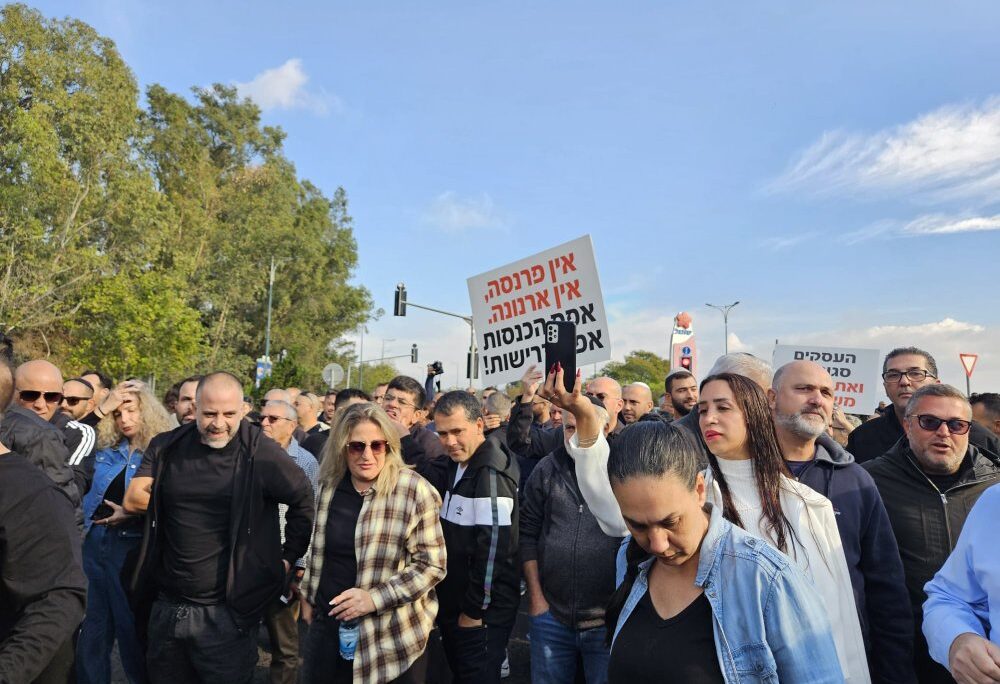 הפגנה בקריית שמונה. תושבי קריית שמונה חוסמים צירים בכניסה לעיר וזועקים: אנחנו עיר בלי מדינה! (צילום: מאיה רונן)