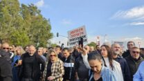 הפגנה בקריית שמונה. תושבי קריית שמונה חוסמים צירים בכניסה לעיר וזועקים: אנחנו עיר בלי מדינה! (צילום: מאיה רונן)