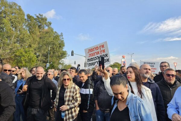 הפגנה בקריית שמונה. תושבי קריית שמונה חוסמים צירים בכניסה לעיר וזועקים: אנחנו עיר בלי מדינה! (צילום: מאיה רונן)