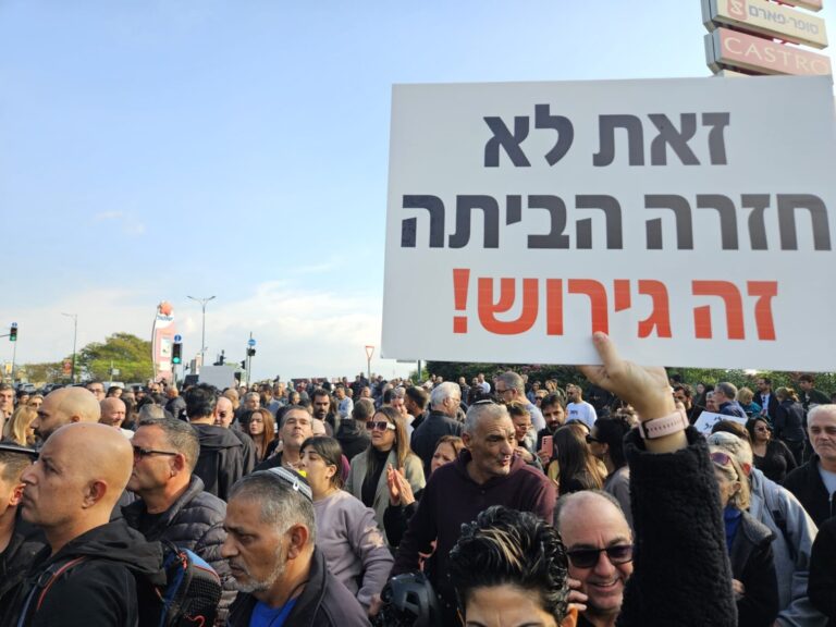 הפגנה בקריית שמונה. תושבי קריית שמונה חוסמים צירים בכניסה לעיר וזועקים: 'אנחנו עיר בלי מדינה!' (צילום: מאיה רונן)