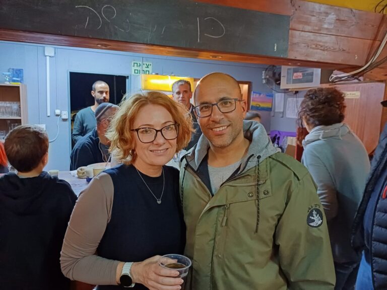 ניר ואולה מצגר. "הבן שלנו רצה לחזור ללמוד בתיכון פה, ורצינו לאפשר לו לישון פה לפחות יומיים. אז החלטנו שנחזור" (צילום: אמיתי פרץ)