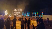הדלקת נר שלישי ומפקד האש בניר עוז (צילום: אמיתי פרץ)
