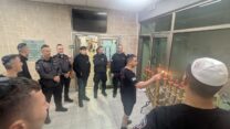 הדלקת נרות בתחנת הכיבוי בלוד (צילום: ניצן צבי כהן)
