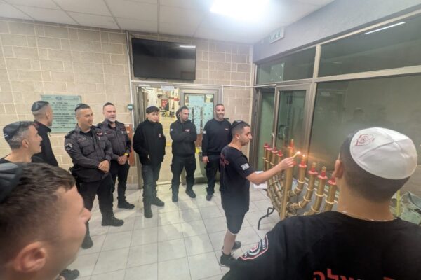 הדלקת נרות בתחנת הכיבוי בלוד (צילום: ניצן צבי כהן)