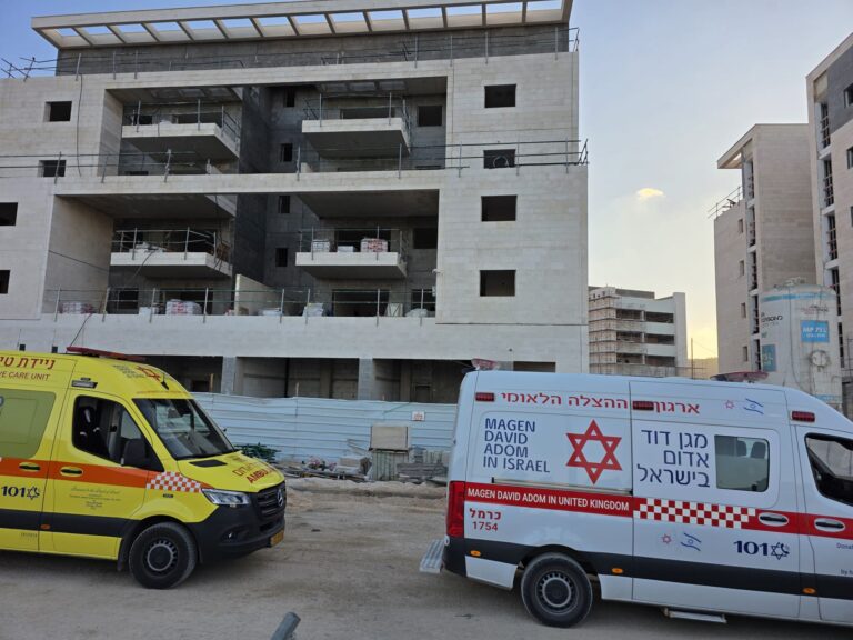 אתר הבנייה ברכסים שבו נהרג עובד בן 50 מנפילה מגובה 6 מטרים (צילום: מד"א)