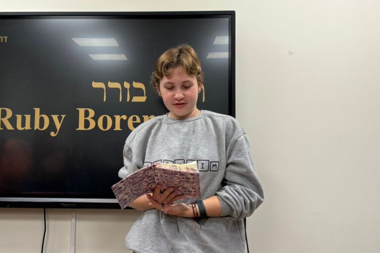 רובי בורר בהדלקת נרות חנוכה לזכר הנרצחים בסידני ובמנצ'סטר (צילום: אלבום פרטי)