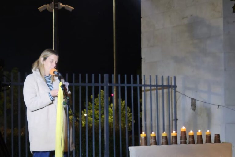 בר גודארד בעצרת למען השבת החלל החטוף רן גואילי בכרמי גת (צילום: דוברות קיבוץ בארי)