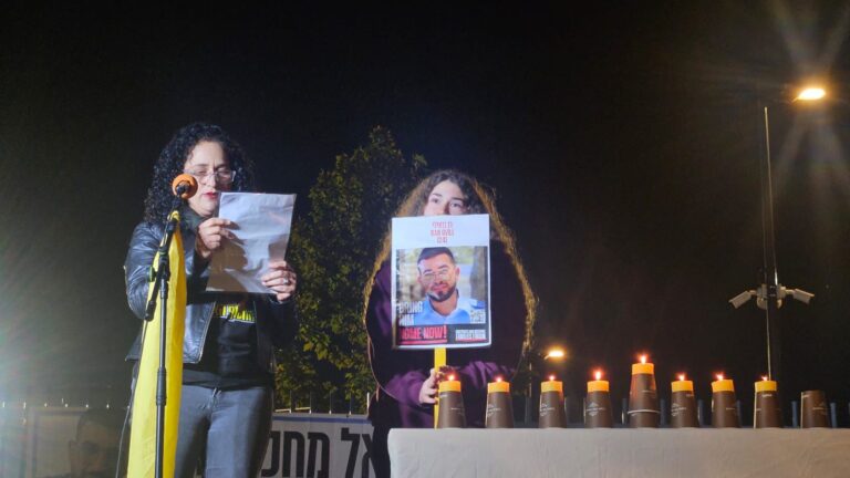 הראל פלחצינסקי, דודתו של רן גואילי, בעצרת של קיבוץ ניר עוז בכרמי גת (צילום: מיכל איציק)