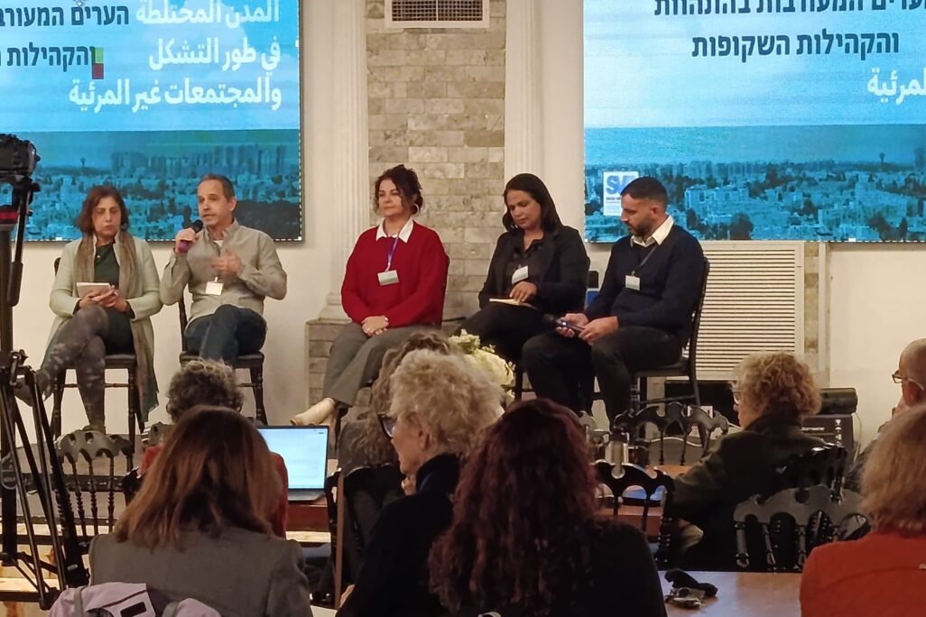 מימין לשמאל: רג'דה אלנאבולסי, רון גרליץ, מוחמד מג'אדלה. כנס 'שותפות במבחן: הגלוי והנסתר במרחב המשותף' של ארגון יוזמות אברהם (צילום: יניב שרון) מימין לשמאל: רג'דה אלנאבולסי, רון גרליץ, מוחמד מג'אדלה. כנס 'שותפות במבחן: הגלוי והנסתר במרחב המשותף' של ארגון יוזמות אברהם (צילום: יניב שרון)