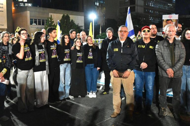 משפחות חטופים בהדלקת נר שמיני של חנוכה בכיכר החטופים (צילום: אוריאל אבן ספיר)
