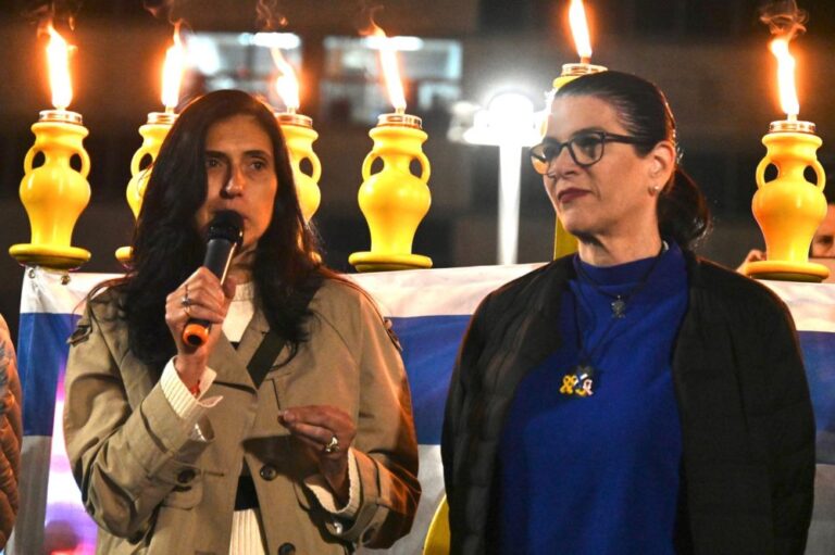 מימין: טליק גואילי ושלי שם טוב בהדלקת נר שמיני של חנוכה בכיכר החטופים (צילום: אוריאל אבן ספיר)