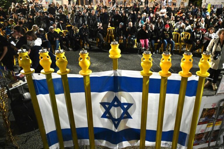 נר שמיני בכיכר החטופים (צילום: אוריאל אבן ספיר)