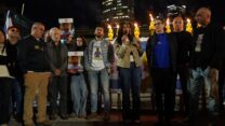 מימין: טליק גואילי ושלי שם טוב, בהדלקת נר שמיני של חנוכה בכיכר החטופים (צילום: אוריאל אבן ספיר)