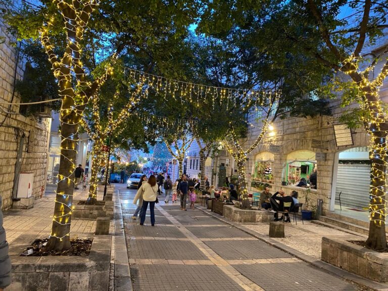 רחוב בנצרת מואר באורות חג המולד (צילום: יעל אלנתן)