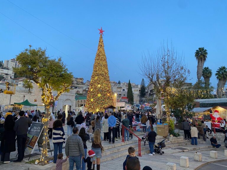 תושבים ומבקרים ליד עץ חג המולד (צילום: יעל אלנתן)
