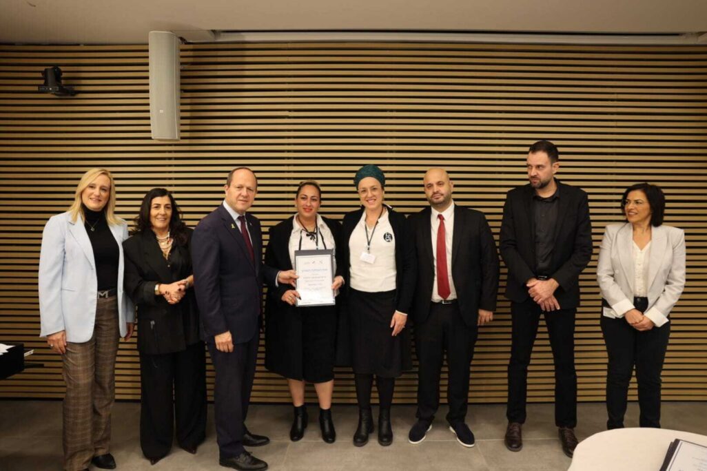 השר ניר ברקת ונציב שוויון הזדמנויות בעבודה עו"ד פיראס פראג' מעניקים את אות ההעסקה בשוויון למעסיקים (צילום: רועי טהר)