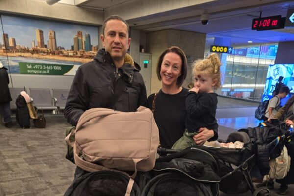 לואיס ודברה רות דוניץ עם אחת מבנותיהם בנתב"ג (צילום: יהל פרג')