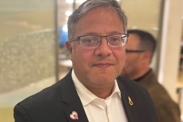 השר לביטחון לאומי נושא את הסיכה עם תמונתה של הילדה הנעדרת היימנוט קסאו (צילום: השימוש בהתאם להוראות סעיף 27א' לחוק זכויות יוצרים)