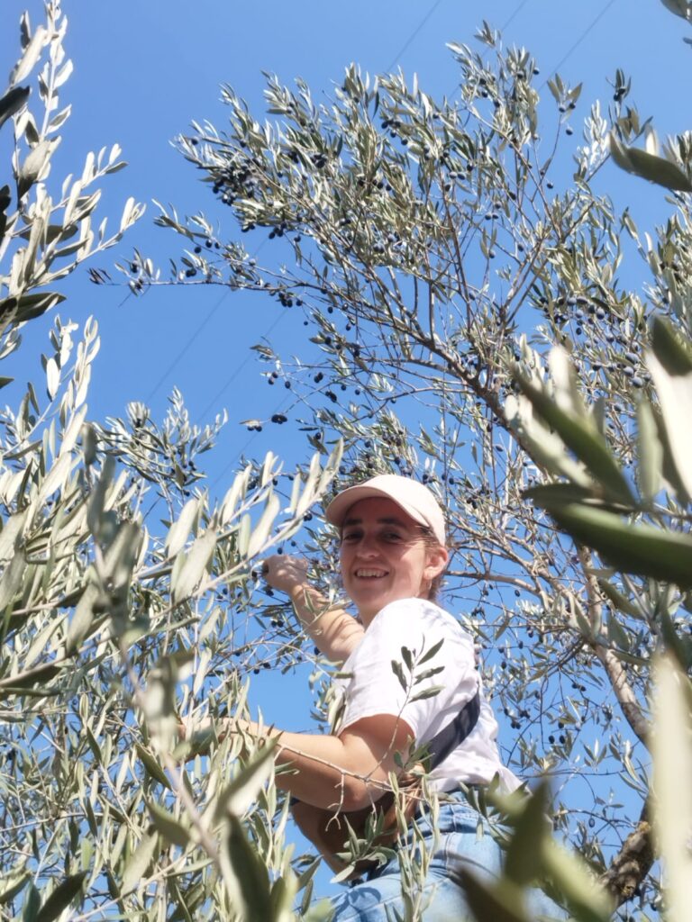 אילונה חפץ, רכזת פרויקטים בארגון "קול רבני לזכויות אדם", בפעילות נטיעת עצים בגדה המערבית (צילום: אלבום פרטי)