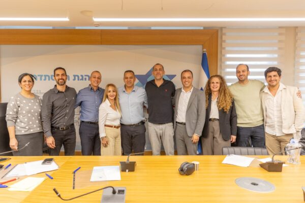 חתימת הסכם קיבוצי לעובדי משרד העלייה והקליטה. יו"ר הסתדרות עובדי המדינה, עו"ד אופיר אלקלעי (שלישי משמאל) יו"ר ועד עובדי משרד הקליטה כוכי אבוטבול (רביעית משמאל), מ"מ יו"ר ההסתדרות רועי יעקב (חמישי משמאל), הממונה על השכר במשרד האוצר אפי מלכין (שישי משמאל) (צילום: דוברות ההסתדרות)