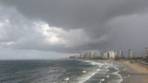 ענני גשם בחוף הים ביפו (צילום: קרן שמש)