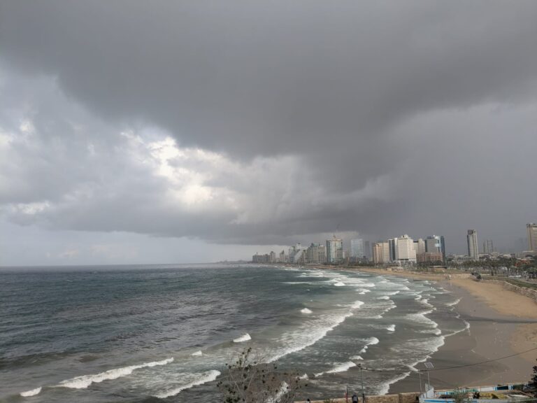 ענני גשם בחוף הים ביפו (צילום: קרן שמש)