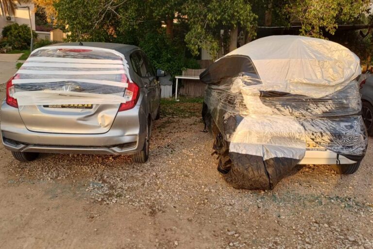 מכוניות שזגוגיותיהן נופצו במשמר הנגב. "לא משחקים בחיים של ילדי להבים" (צילום: אוריאל לוי)