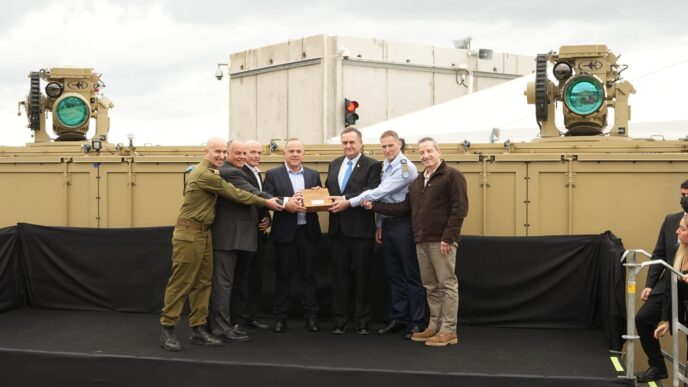 בכירי משרד הביטחון, חיל האוויר ורפאל במעמד מסירת מערכת 'אור איתן' לצה"ל (צילום: אגף דוברות וקשרי ציבור במשרד הביטחון)