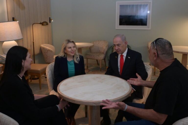 ראש הממשלה בנימין נתניהו ורעייתו שרה נתניהו נפגשו בפלורידה עם טלי ואיציק, הוריו של החלל החטוף רס״ר רן גואילי ז״ל (צילום: עמוס בן גרשום/ לע״מ / שרה נתניהו)