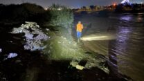 חיפושים אחר נעדר שנסחף בנחל ליד מיתר (צילום: דוברות המשטרה)