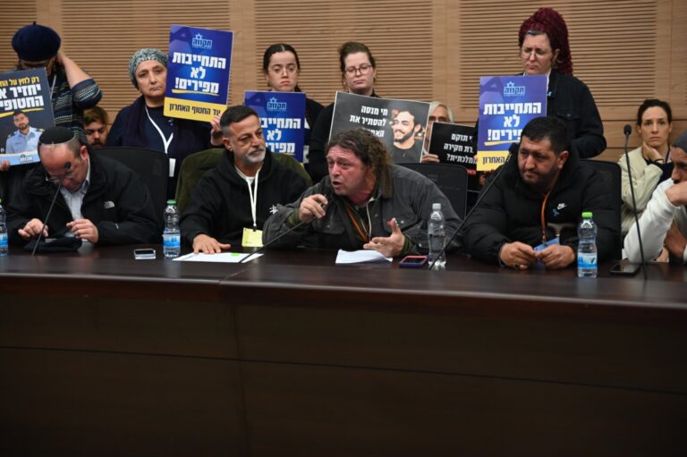 מיכה כץ (במרכז) זועק את זעקת הלומי הקרב בדיון בכנסת (צילום: אור גואטה)