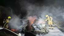 כלי רכב שהוצתו בכניסה ליישוב להבים (צילום: כבאות והצלה)
