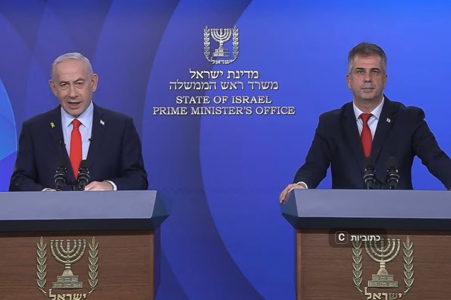 ראש הממשלה בנימין נתניהו ושר האנרגיה והתשתיות אלי כהן בהצהרה לתקשורת (צילום מסך)