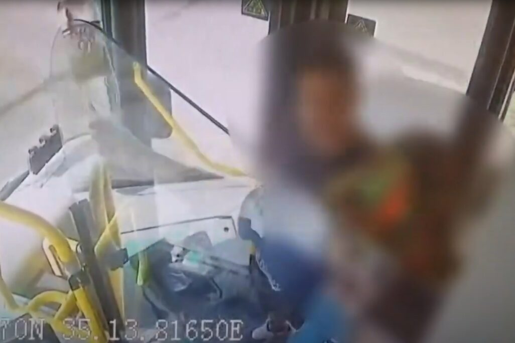 תקיפת נהג אוטובוס בירושלים (צילום מסך: דוברות המשטרה) תקיפת נהג אוטובוס בירושלים (צילום מסך: דוברות המשטרה)