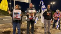 אורן ערן מחכה לארונו של החלל החטוף (צילום: יהל פרג')