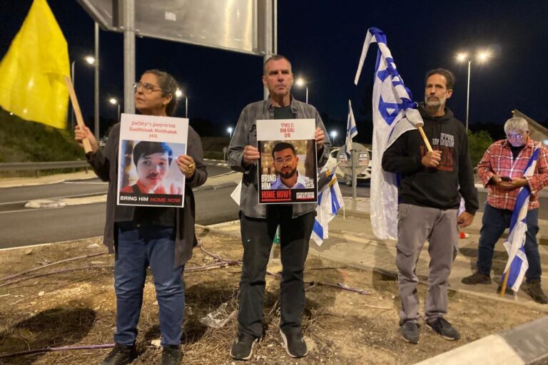 אורן ערן מחכה לארונו של החלל החטוף (צילום: יהל פרג')