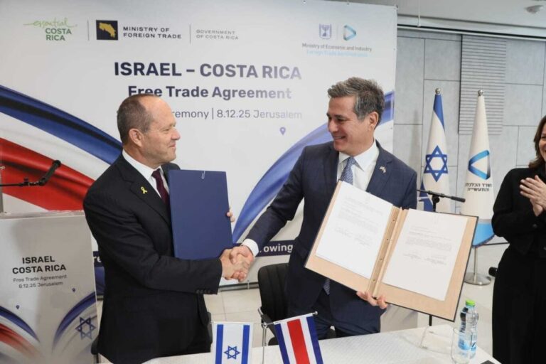 משמאל: שר הכלכלה והתעשייה, ניר ברקת ושר המסחר של קוסטה ריקה, מנואל טובאר ריבר בחתימת הסכם שחר חופשי (צילום: משרד הכלכלה)