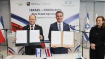 שר הכלכלה ניר ברקת (משמאל) עם שר המסחר של קוסטה ריקה, מנואל טובאר ריבר בחתימת הסכם סחר חופשי (צילום: משרד הכלכלה)