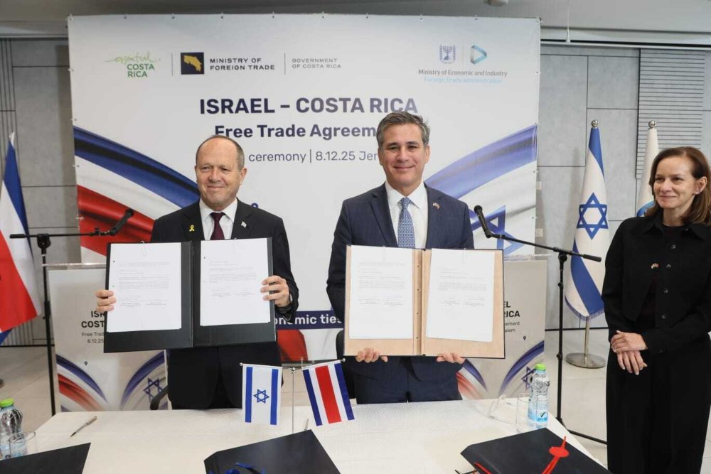 שר הכלכלה ניר ברקת (משמאל) עם שר המסחר של קוסטה ריקה, מנואל טובאר ריבר בחתימת הסכם סחר חופשי (צילום: משרד הכלכלה) שר הכלכלה ניר ברקת (משמאל) עם שר המסחר של קוסטה ריקה, מנואל טובאר ריבר בחתימת הסכם סחר חופשי (צילום: משרד הכלכלה)