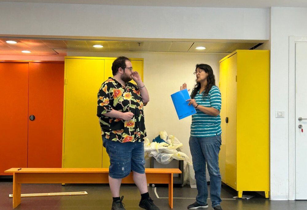 עליס אפרים מתוך חזרות להצגה "קריית כמעט". (צילום כנפיים בזכות האמנות) עליס אפרים מתוך חזרות להצגה "קריית כמעט". (צילום כנפיים בזכות האמנות)