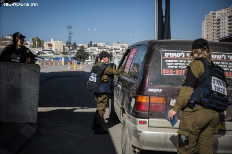 שוטרות בודקות מכוניות באשקלון, לאחר שחרדים הפגינו נגד מעצר של עריקים. "אשקלון נצורה – אין יוצא ואין בא" (צילום: הדס פרוש, פלאש 90)