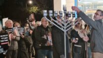 צבי זוסמן בהדלקת נרות מול בית ראש הממשלה. "ועדת חקירה צריכה להאיר את אור האמת" (צילום: דוד טברסקי)